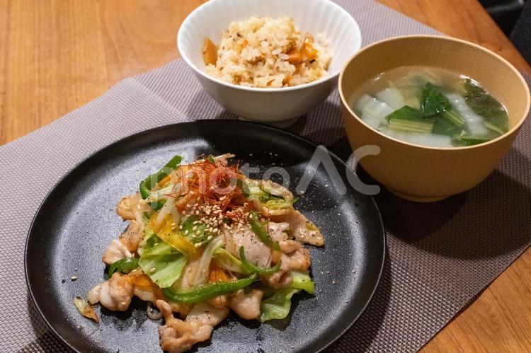 野菜炒めと炊き込みご飯 料理,食べ物,和食の写真素材