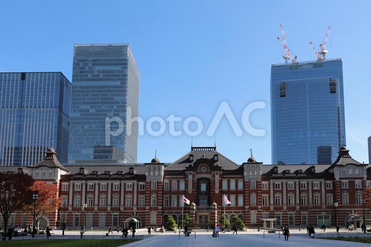 東京駅と高層ビル街　ビジネス街 東京駅,ビジネス街,高層ビルの写真素材