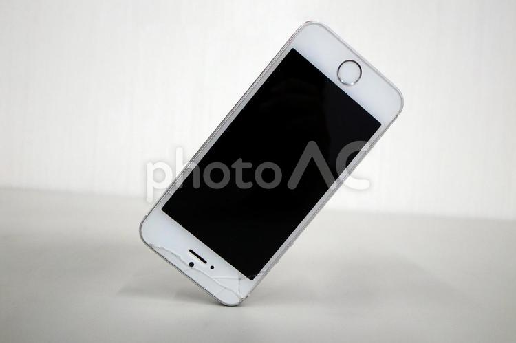 落下してヒビ割れたスマホ スマホ,スマートフォン,iphoneの写真素材
