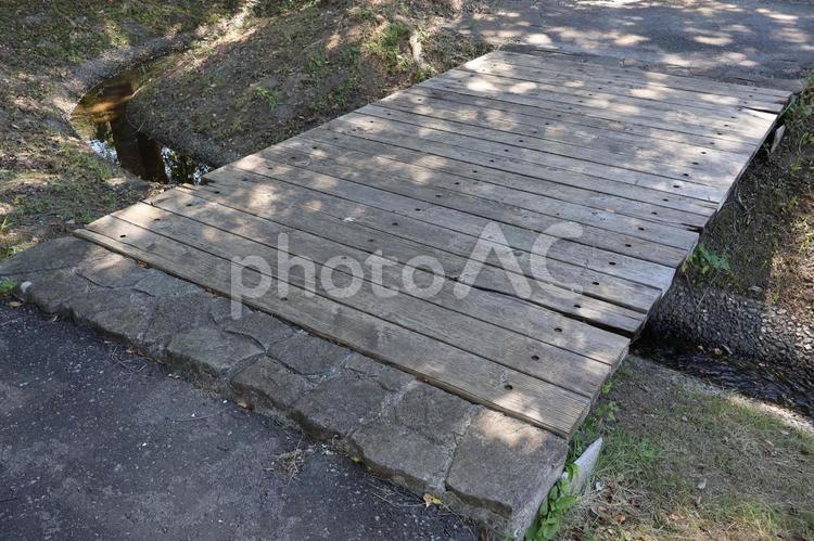 公園の散歩道へ続く小さな木橋 自然,休憩,風景の写真素材