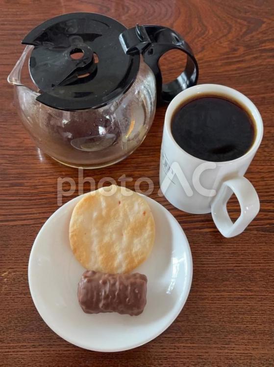 珈琲、海老せんとチョコとドリッフ容器 コーヒータイム,コーヒーブレイク,コーヒーの写真素材