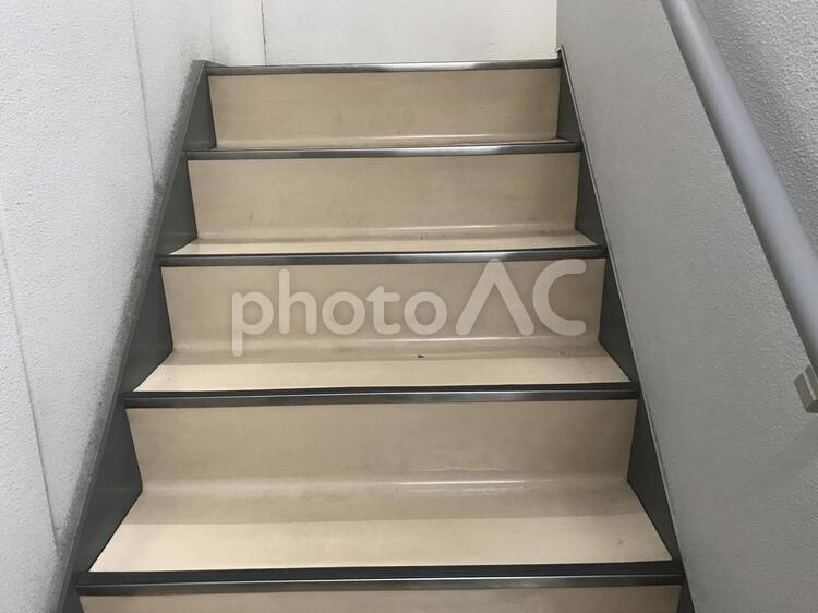 階段を利用して、足腰を鍛えるようにします。 イメージ,人間,健康の写真素材