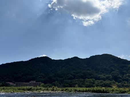 天から差し込む光と緑の山々 天から差し込む光と緑の山々 海,ゆらぎ,反射の写真素材