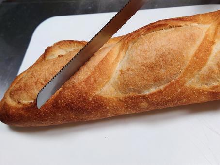 パンを切る パンを切る パン,フランスパン,バケットの写真素材