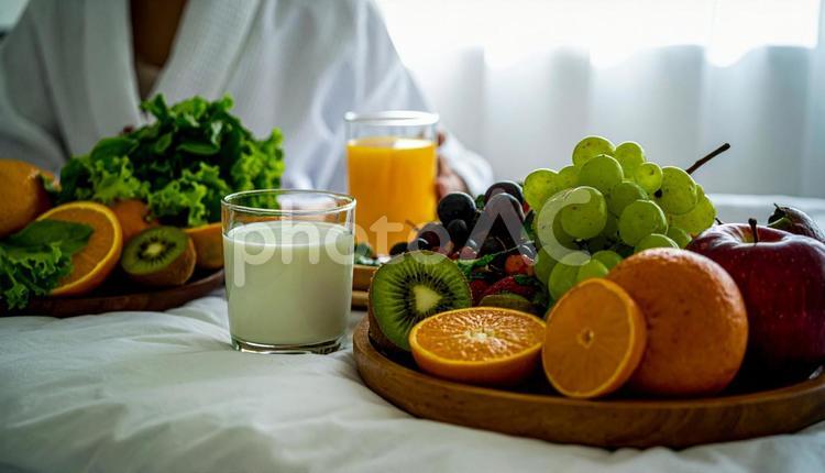 ヨーグルトとカットフルーツ　朝食イメージ ヨーグルト,プレーンヨーグルト,フルーツの写真素材
