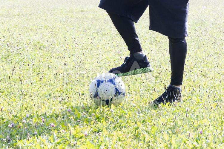 サッカーボールを蹴ろうとしてる男性の足元 サッカー,ボール,人の写真素材
