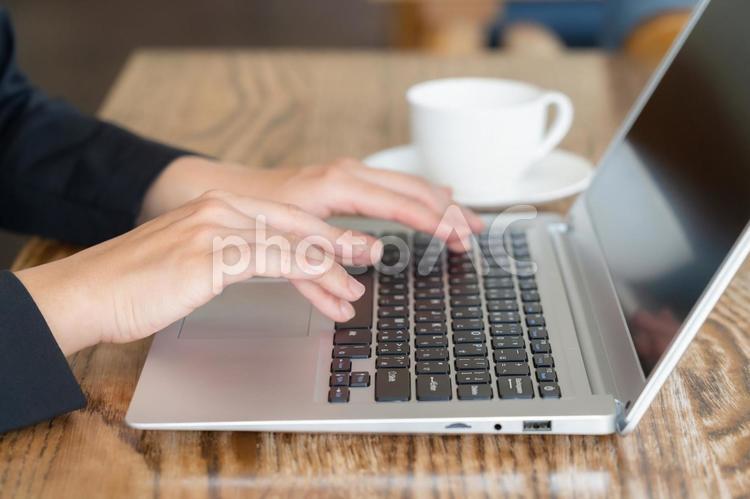カフェでくつろぐビジネスウーマン カフェ,ビジネスウーマン,女性の写真素材