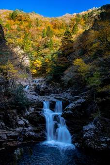 紅葉と滝 滝と紅葉,秋の景色,広島の紅葉の写真素材