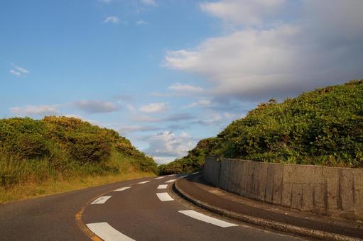 夕暮れ時の道路風景 道路,カーブ,道の写真素材