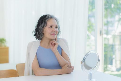 スキンケアをするシニア女性 美容,シニア,笑顔の写真素材