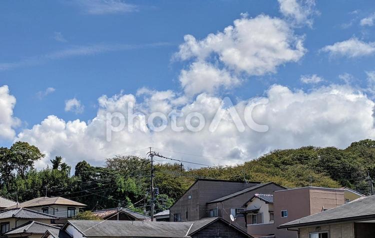 家並みと丘の上に広がるモクモクとした白い雲 白い雲,雲,白いの写真素材
