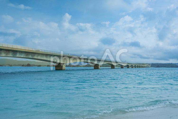 古宇利島から見る古宇利大橋 古宇利,沖縄,島の写真素材