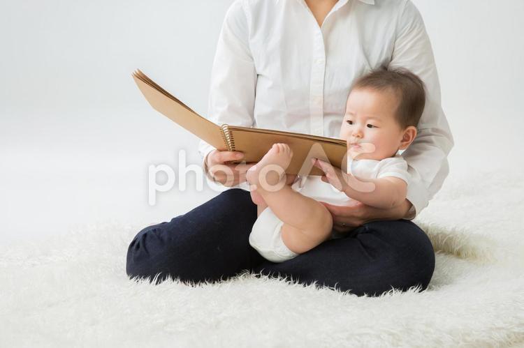 絵本を見る赤ちゃん 英才教育,幼児教育,教育の写真素材