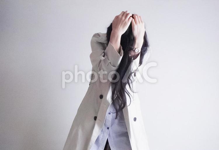 頭を抱える女性(横長) 女性,ストレス,辛いの写真素材
