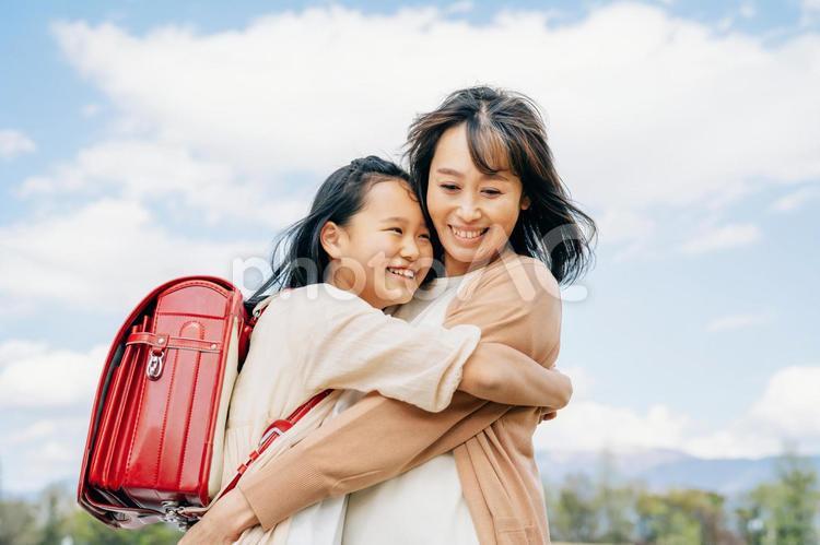 ママに抱きつく小学生 親子,小学生,子供の写真素材