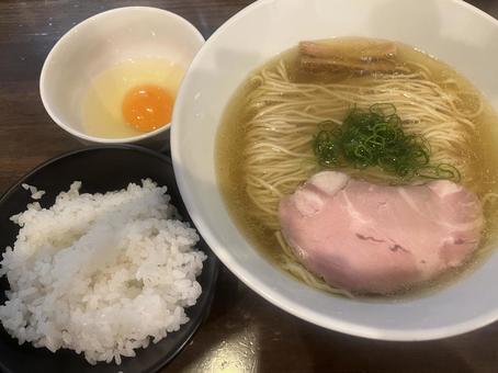 塩ラーメンと卵かけごはん 塩ラーメン,ラーメン,塩の写真素材
