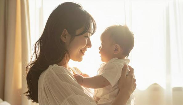 見つめ合う母親と赤ちゃん 見つめ合う母親と赤ちゃんの写真