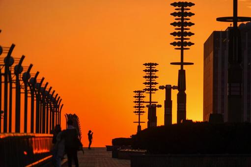柵越しに見る夕焼けの街 柵越しに見る夕焼けの街 夕焼け,街,柵の写真素材