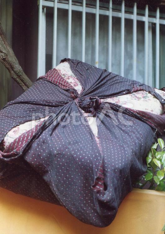 昔使っていた風呂敷に包まれた座布団 実家,処分,掃除の写真素材