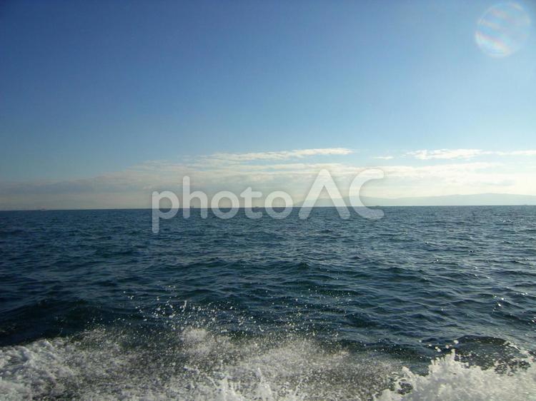明石海峡から遠ざかる船 海,釣り,明石海峡の写真素材