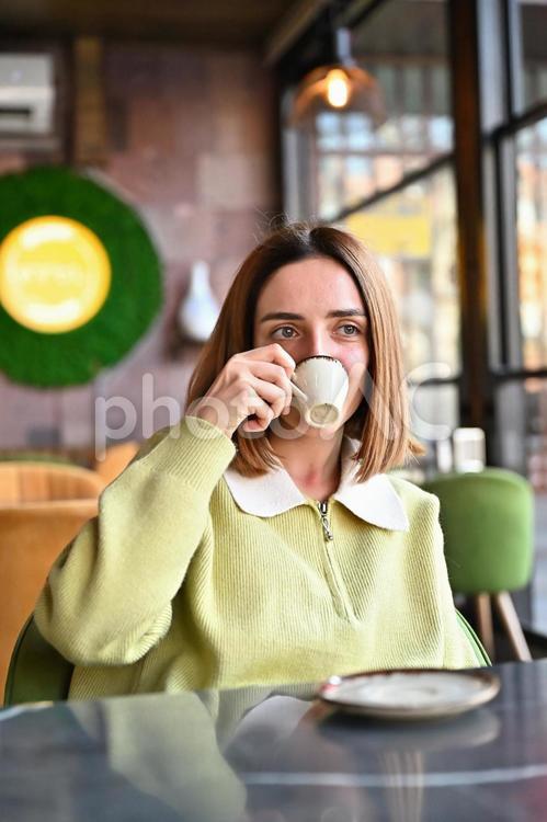 カフェでコーヒーを飲む美しい欧米人女性 カフェ,欧米人,美女の写真素材