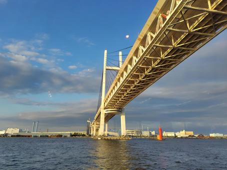 ベイブリッジの下から 横浜,横浜の海,横浜の観光地の写真素材