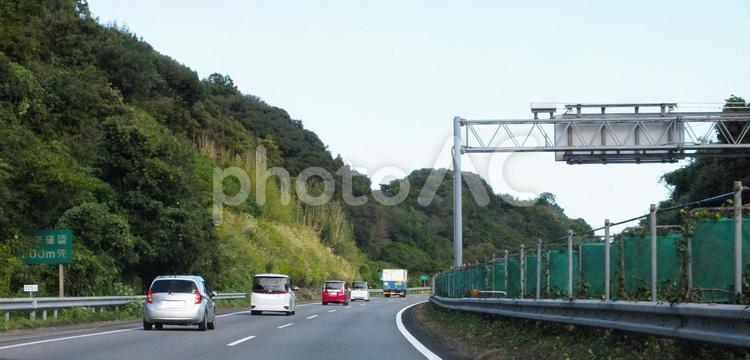 東名高速道路　走行車線に走る車列 車,トラック,車の列の写真素材