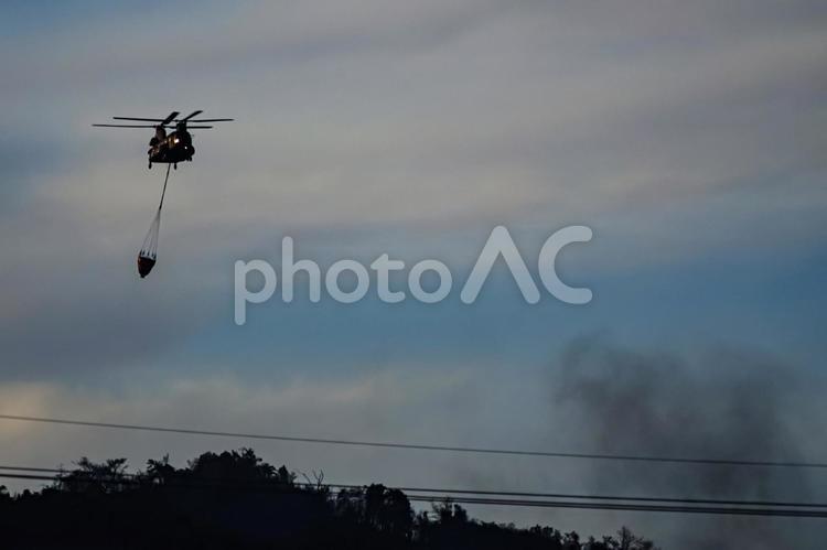＜素材＞山火事を消火しているヘリコプター ヘリ,ヘリコプター,chー47jの写真素材