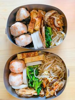 鮭おにぎりのお弁当 二人,おむすび,ごはんの写真素材