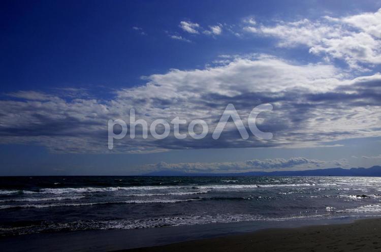 湘南・雲と波 湘南,鵠沼海岸,海の写真素材