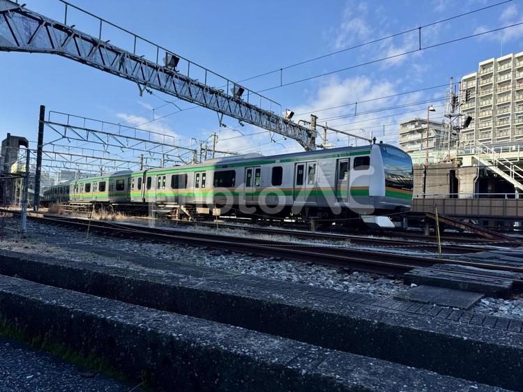 上野の車舎近くで停車している電車 道路,朝,始業時間の写真素材