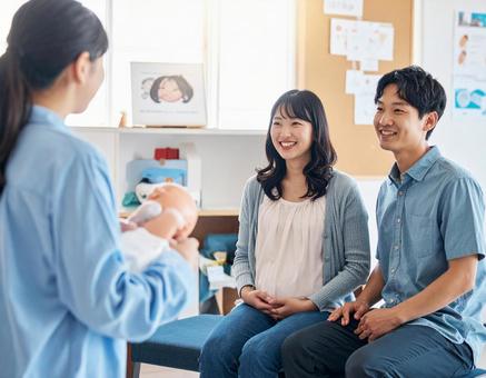 新米パパ、ママ教室で育児を学ぶ若い夫婦 新米パパ、ママ教室で育児を学ぶ若い夫婦の写真