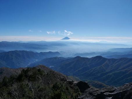 乾徳山山頂から望む富士山 乾徳山山頂から望む富士山の写真