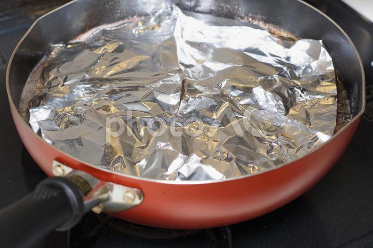 落し蓋をして煮物を作っている 落し蓋,アルミ箔,煮物の写真素材