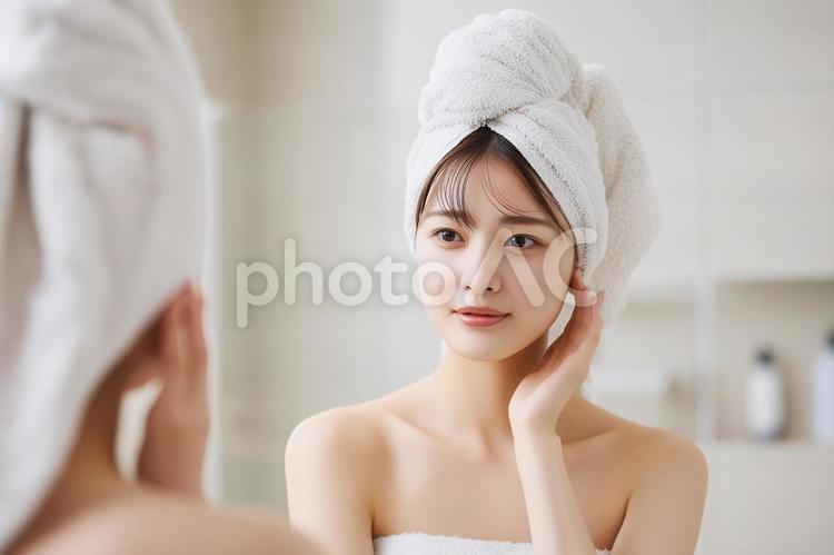 入浴後にタオルを頭に巻き鏡を見つめる女性 肌,美容,健康の写真素材