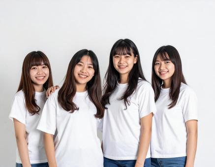 白いTシャツ姿の女性4人組 白いTシャツ姿の女性4人組の写真