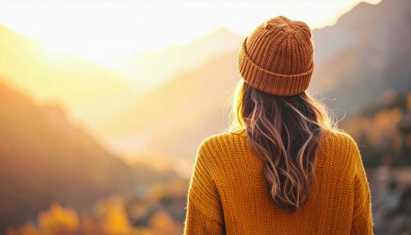 遠くの山を眺める女性の後ろ姿 遠くの山を眺める女性の後ろ姿の写真