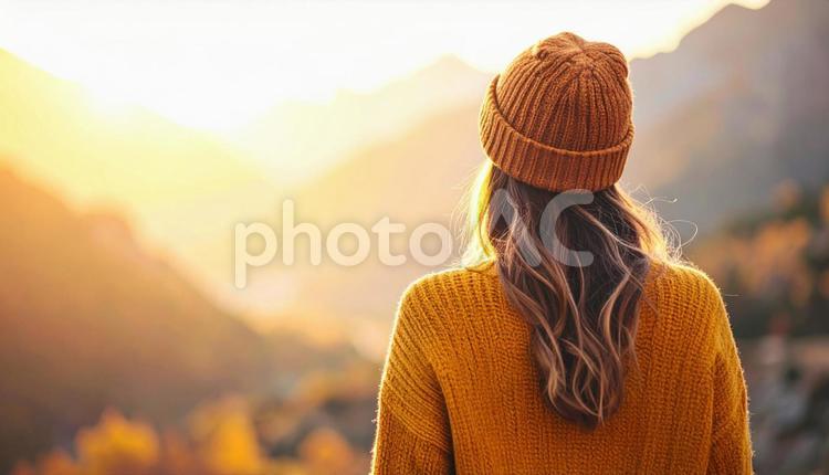 遠くの山を眺める女性の後ろ姿 山頂,女性,ピクニックの写真素材