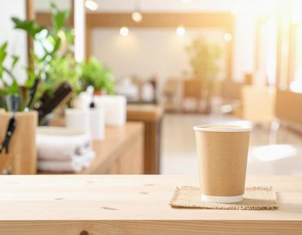 明るい店内とコーヒー 明るい店内とコーヒーの写真