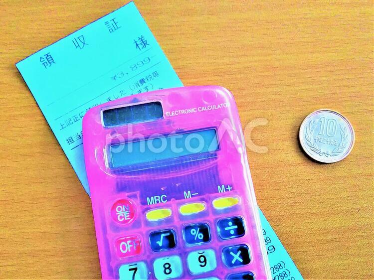 レシートと電卓と10円玉 レシート,電卓,10円玉の写真素材