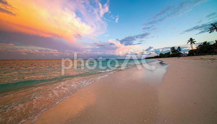 海、ビーチから見える美しい夕焼け空 海,空,夕焼けの写真素材