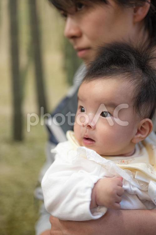 抱っこされた赤ちゃん(その１３) 赤ちゃん,抱っこ,子どもの写真素材