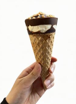 ナッツとチョコのコーンアイスクリーム ナッツとチョコのコーンアイスクリームの写真