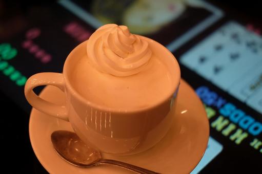 喫茶店のテーブル型ゲームとウインナー珈琲 喫茶店,珈琲,レトロの写真素材