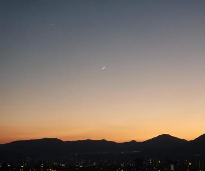 日没と三日月と一番星 日没と三日月と一番星の写真