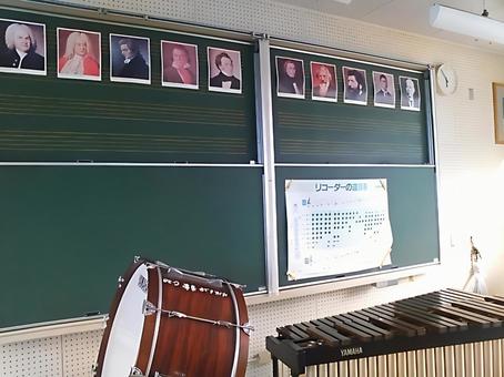 小学校の音楽室 木琴とドラムと音楽家 小学校の音楽室 木琴とドラムと音楽家 教室,小学校,音楽室の写真素材