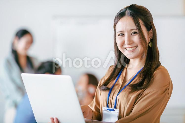 ノートパソコンを使うビジネスウーマン ノートパソコン,ビジネス,女性の写真素材