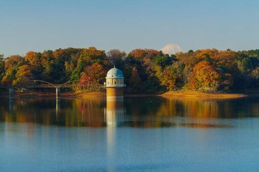 多摩湖の取水塔と紅葉 取水塔,多摩湖,紅葉の写真素材