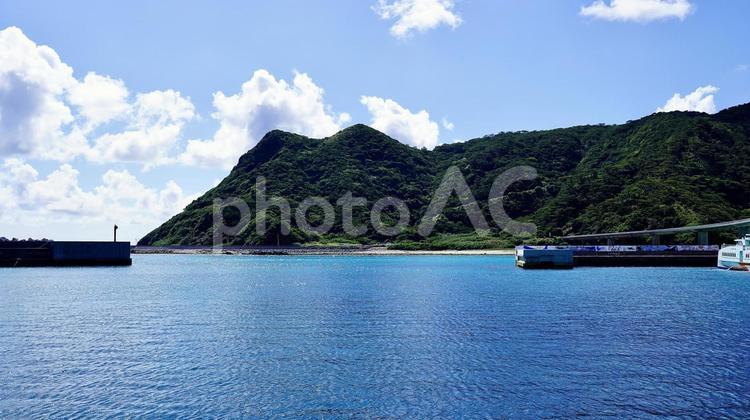 沖縄県阿嘉島の港と阿嘉大橋と慶留間島 慶留間島,阿嘉大橋,阿嘉島の写真素材