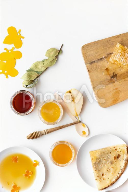 真上から見たクレープやまな板や蜂蜜など 蜂蜜,天然素材,保湿の写真素材